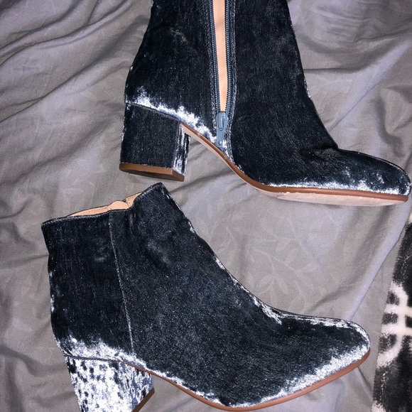 Blue velvet Steve Madden booties - Picture 1 of 3